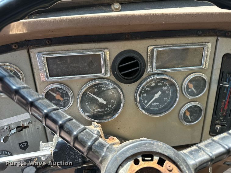 image for item DX3600 1991 Ford L8000 feed mixer truck