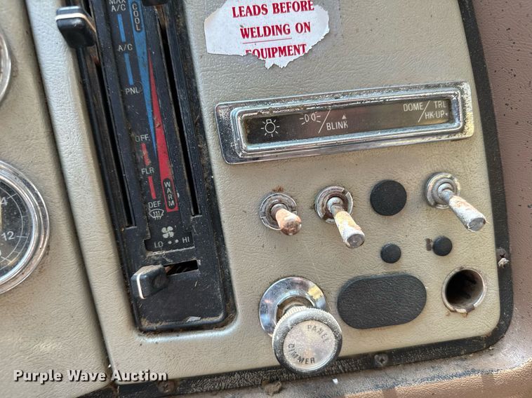 image for item DX3600 1991 Ford L8000 feed mixer truck