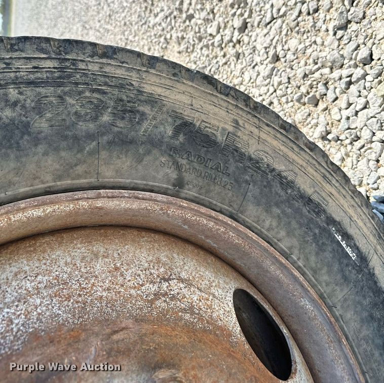 image for item DX3600 1991 Ford L8000 feed mixer truck