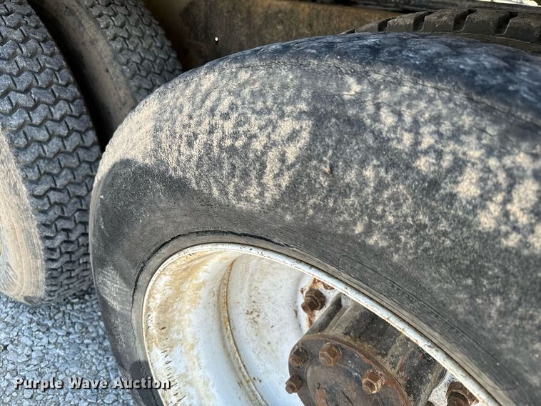 image for item DX3600 1991 Ford L8000 feed mixer truck