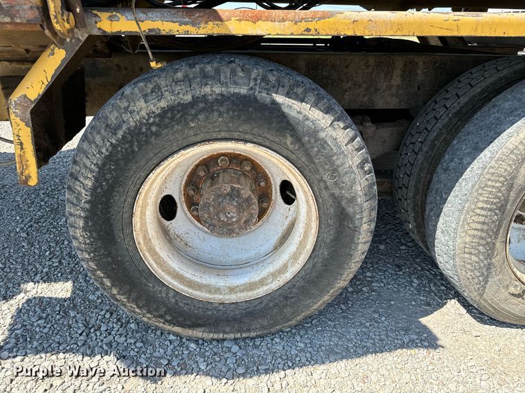 image for item DX3600 1991 Ford L8000 feed mixer truck