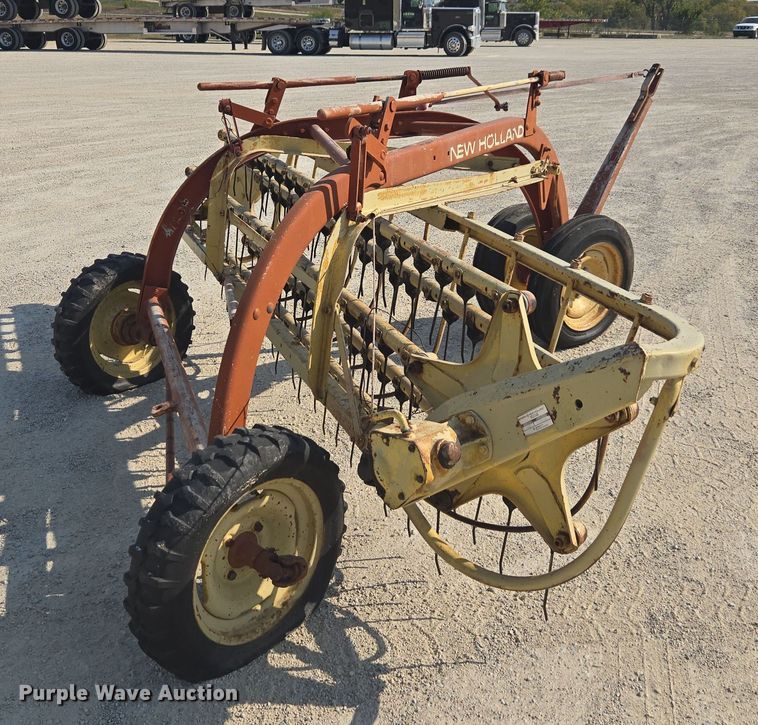 image for item EE7810 New Holland Rolabar 260 hay rake