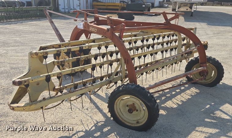 image for item EE7810 New Holland Rolabar 260 hay rake
