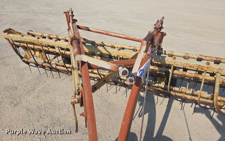 image for item EE7810 New Holland Rolabar 260 hay rake