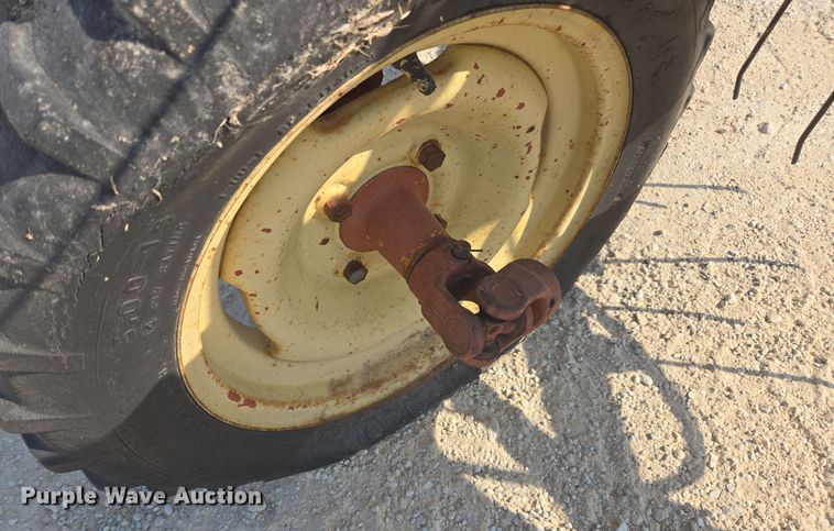 image for item EE7810 New Holland Rolabar 260 hay rake