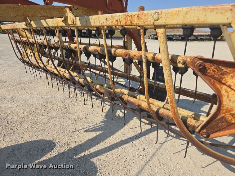 image for item EE7810 New Holland Rolabar 260 hay rake