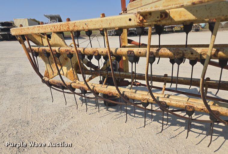 image for item EE7810 New Holland Rolabar 260 hay rake