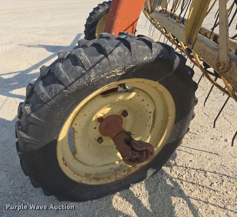 image for item EE7810 New Holland Rolabar 260 hay rake