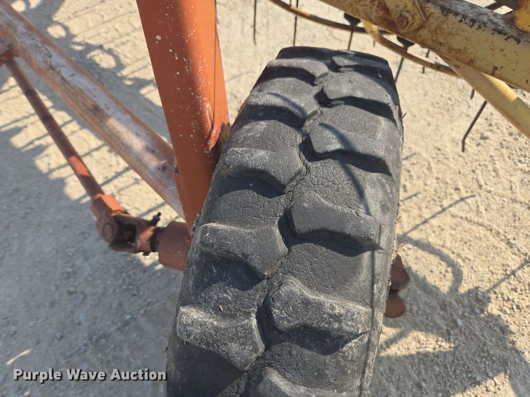 image for item EE7810 New Holland Rolabar 260 hay rake