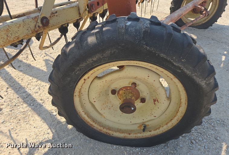 image for item EE7810 New Holland Rolabar 260 hay rake