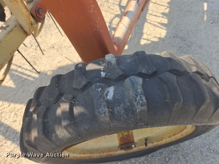 image for item EE7810 New Holland Rolabar 260 hay rake