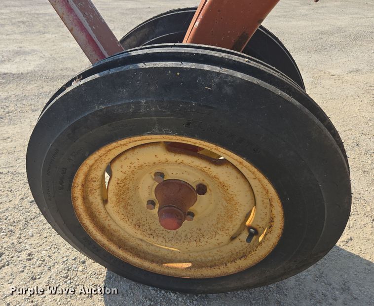 image for item EE7810 New Holland Rolabar 260 hay rake