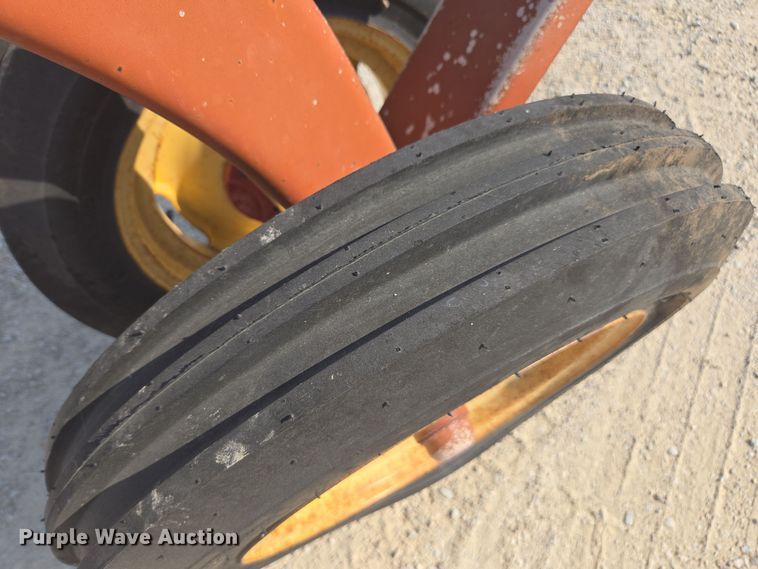 image for item EE7810 New Holland Rolabar 260 hay rake