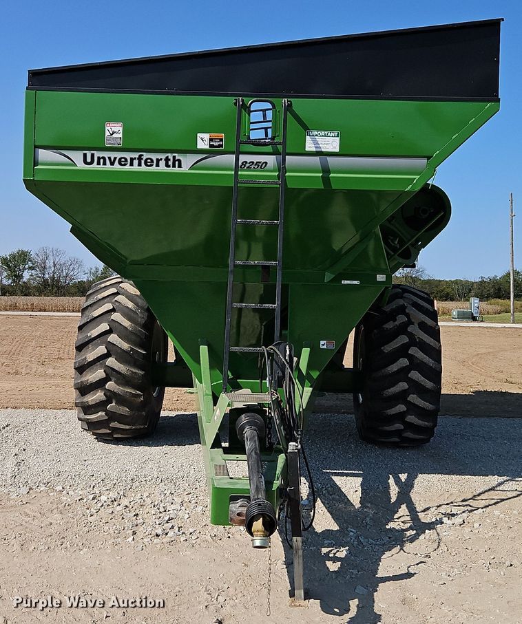 image for item EI8422 Unverferth 8250 grain cart