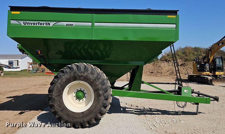 image for item EI8422 Unverferth 8250 grain cart