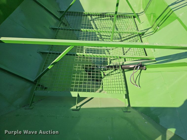 image for item EI8422 Unverferth 8250 grain cart