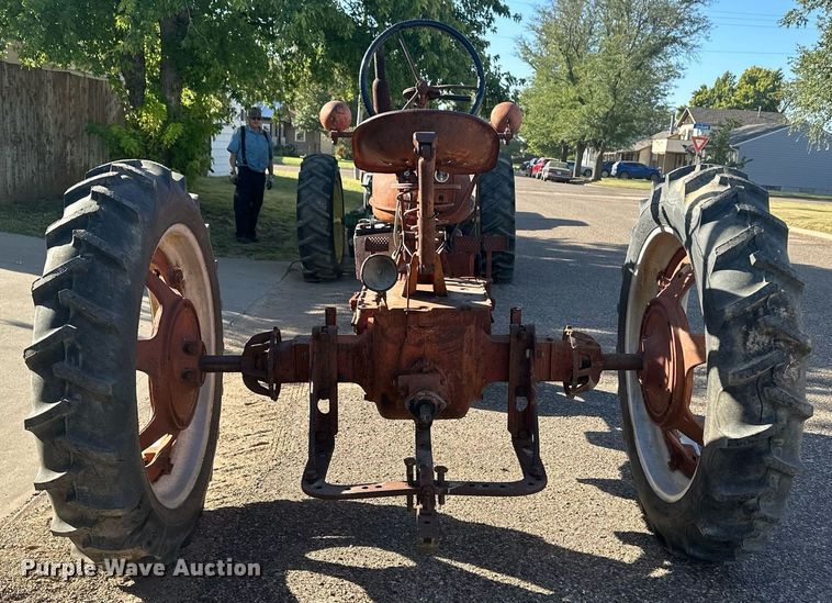 image for item ER8027 1952 International Harvester Farmall H tractor