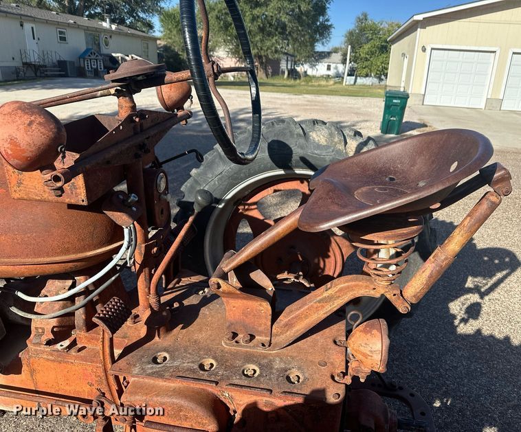 image for item ER8027 1952 International Harvester Farmall H tractor
