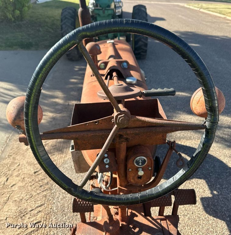 image for item ER8027 1952 International Harvester Farmall H tractor