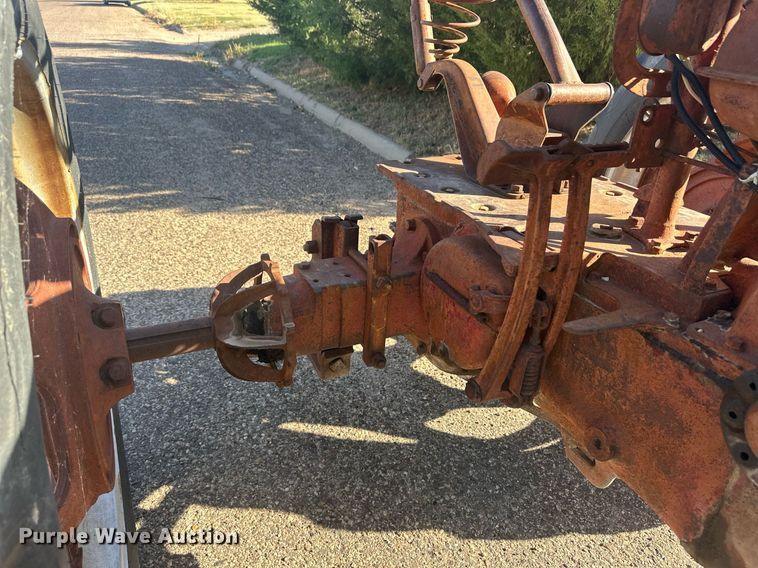 image for item ER8027 1952 International Harvester Farmall H tractor