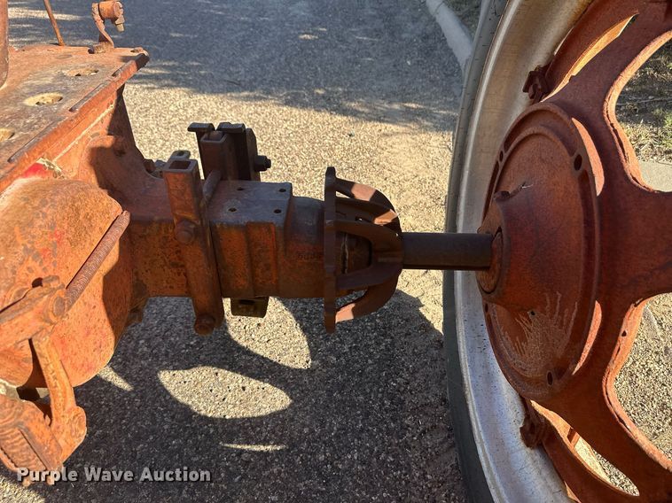 image for item ER8027 1952 International Harvester Farmall H tractor