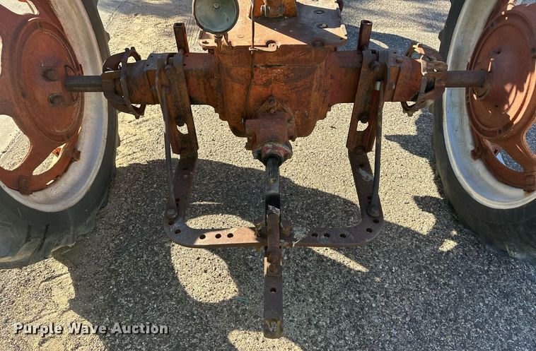 image for item ER8027 1952 International Harvester Farmall H tractor