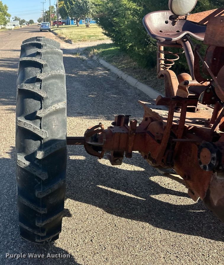 image for item ER8027 1952 International Harvester Farmall H tractor