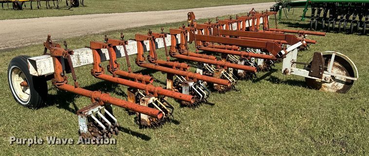 image for item MV9213 Lilliston-Lehman row crop rolling picker/treader