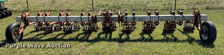 image for item MV9213 Lilliston-Lehman row crop rolling picker/treader