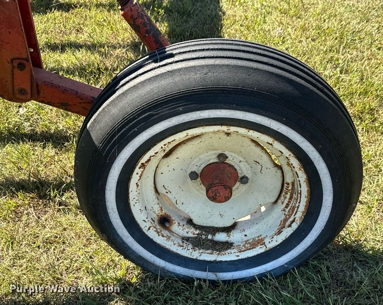 image for item MV9213 Lilliston-Lehman row crop rolling picker/treader