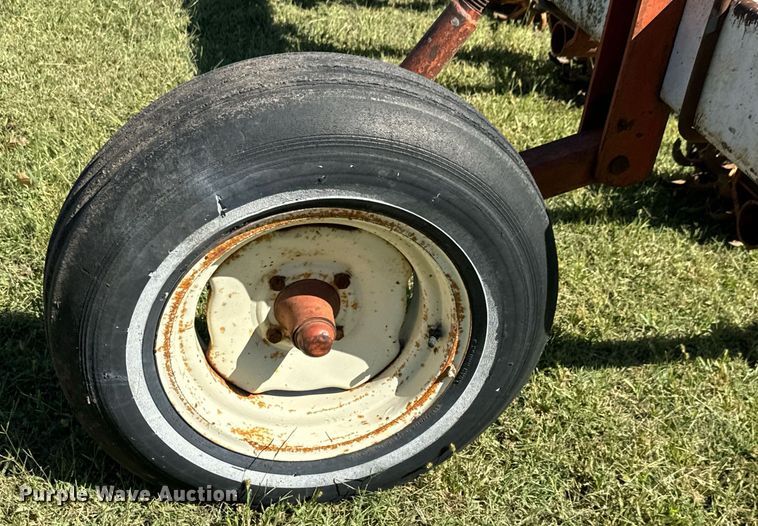 image for item MV9213 Lilliston-Lehman row crop rolling picker/treader