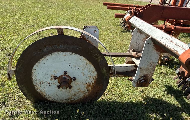 image for item MV9213 Lilliston-Lehman row crop rolling picker/treader