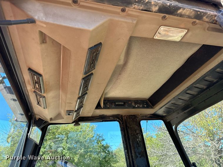 image for item MV9222 1985 Case International 2294 tractor