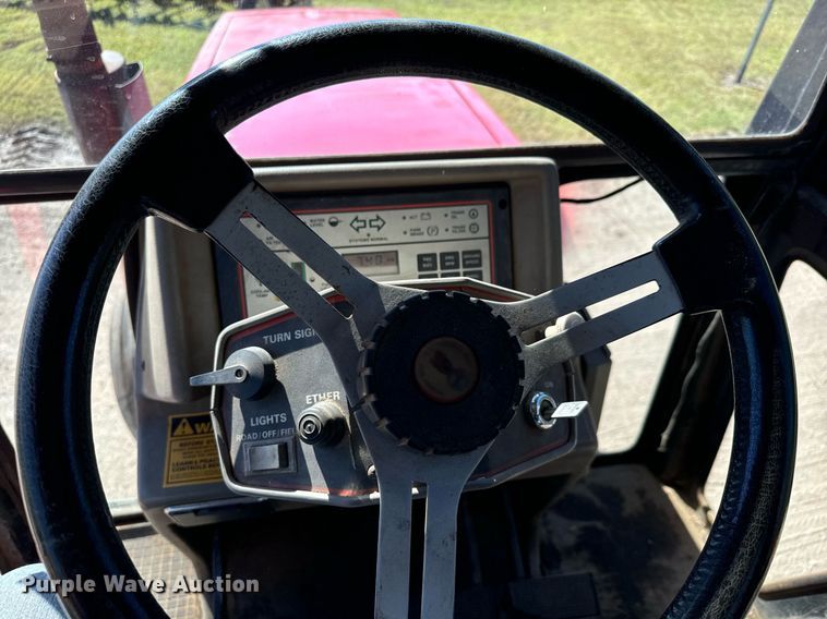 image for item MV9222 1985 Case International 2294 tractor