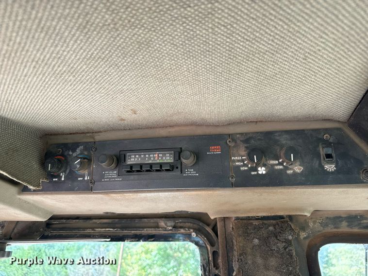 image for item MV9222 1985 Case International 2294 tractor