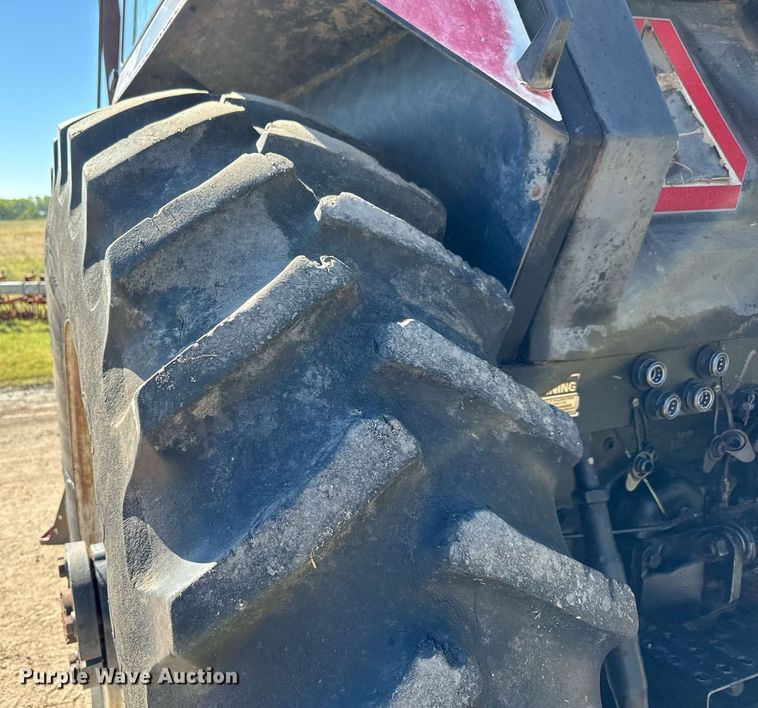 image for item MV9222 1985 Case International 2294 tractor