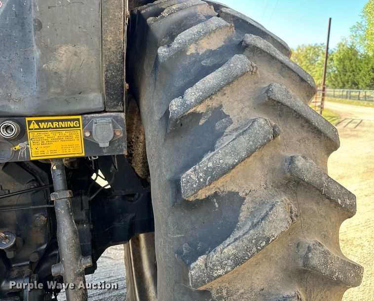 image for item MV9222 1985 Case International 2294 tractor