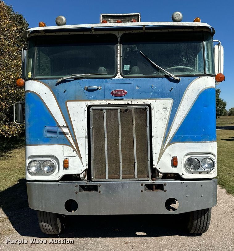 image for item MV9224 1972 Peterbilt  352 ST grain truck