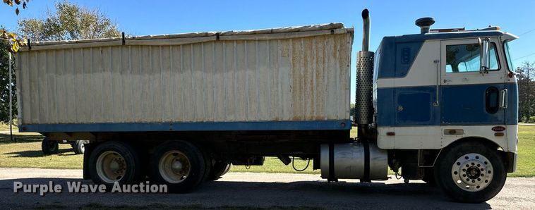 image for item MV9224 1972 Peterbilt  352 ST grain truck