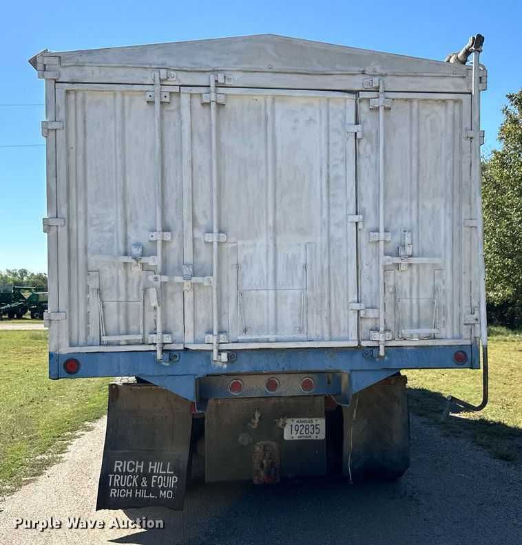 image for item MV9224 1972 Peterbilt  352 ST grain truck