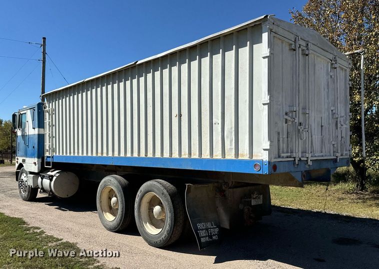 image for item MV9224 1972 Peterbilt  352 ST grain truck