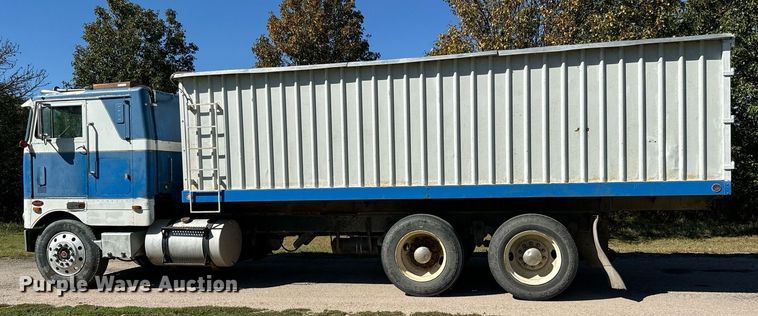 image for item MV9224 1972 Peterbilt  352 ST grain truck