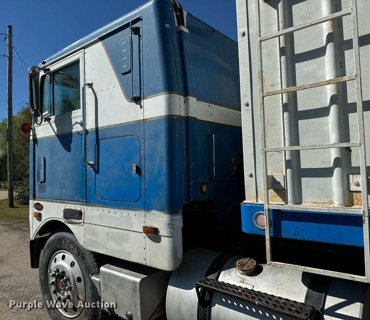 image for item MV9224 1972 Peterbilt  352 ST grain truck