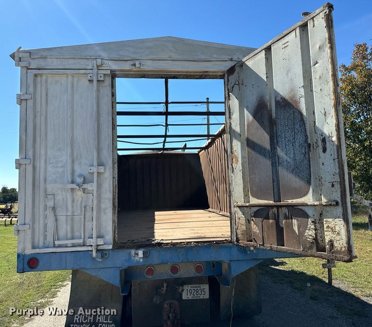 image for item MV9224 1972 Peterbilt  352 ST grain truck