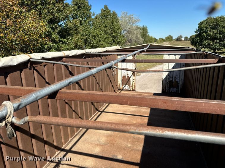 image for item MV9224 1972 Peterbilt  352 ST grain truck