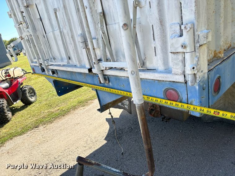 image for item MV9224 1972 Peterbilt  352 ST grain truck