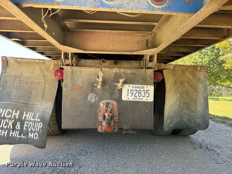 image for item MV9224 1972 Peterbilt  352 ST grain truck