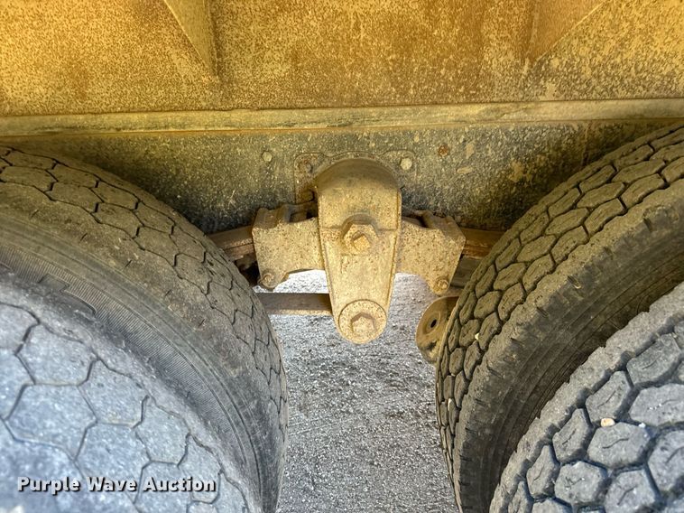 image for item MV9224 1972 Peterbilt  352 ST grain truck