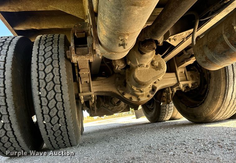 image for item MV9224 1972 Peterbilt  352 ST grain truck