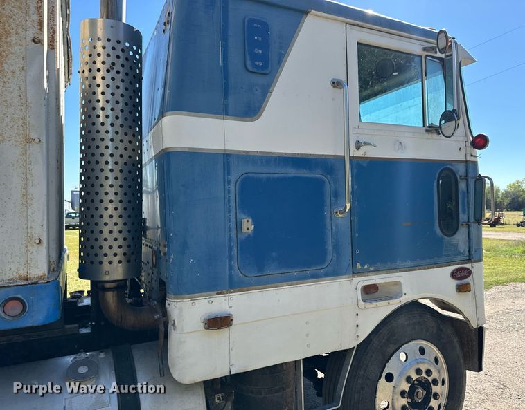 image for item MV9224 1972 Peterbilt  352 ST grain truck